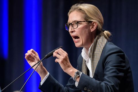 AfD-Spitzenkandidatin Alice Weidel am Rednerpult - Sie will nicht mehr über E-Mail-Skandal sprechen
