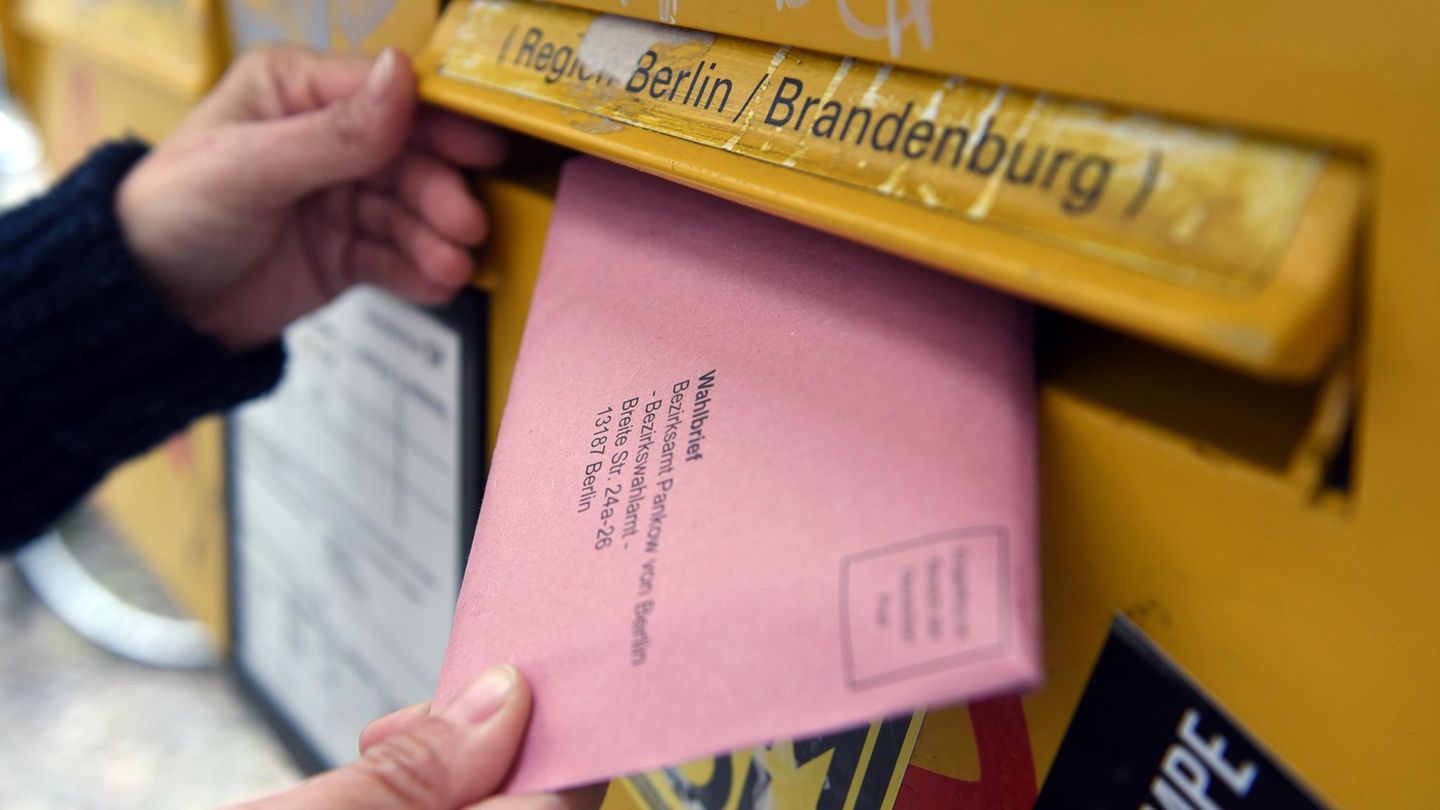 Briefwahl zur Bundestagswahl 2017: Ein roter Wahlumschlag wird in einen Briefkasten in Berlin gesteckt