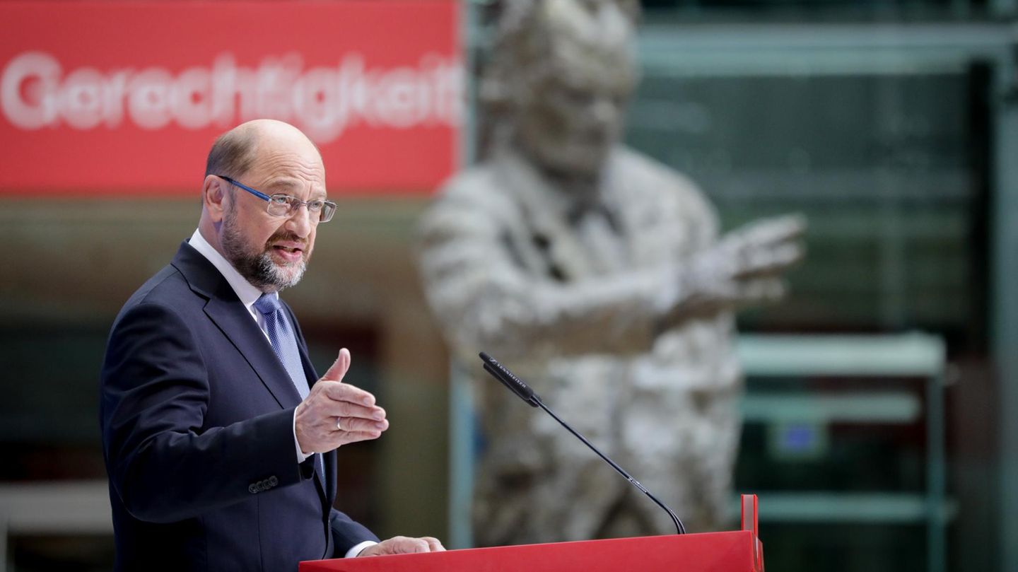 SPD-Kanzlerkandidat Martin Schulz spricht in der Berliner Parteizentrale zu Journalisten