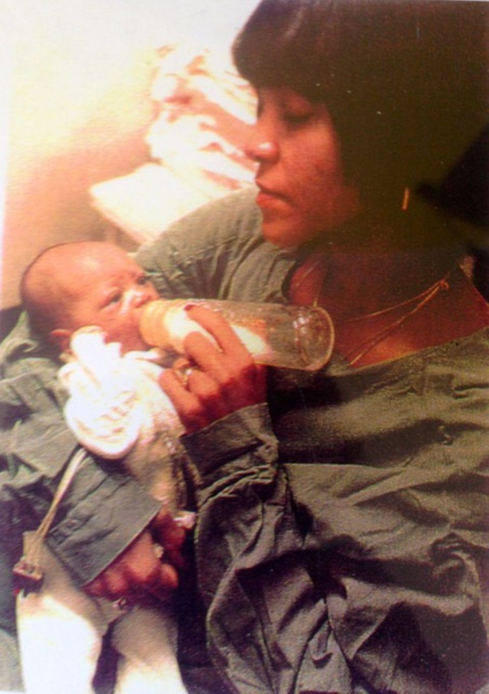 Tracie Frank Mayer mit Baby Marc Tracie Frank Mayer mit Baby Marc im Arm