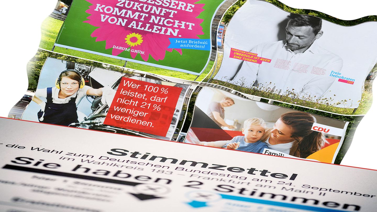 Wahlplakate und Stimmzettel für die Bundestagswahl