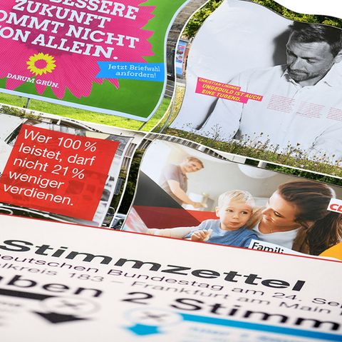 Wahlplakate und Stimmzettel für die Bundestagswahl