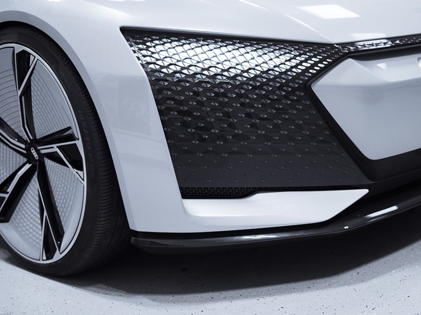 Audi Aicon 2017 - die Studie rollt auf mächtigen 26-Zöllern. Schmal sind die 195er-Reifen trotzdem