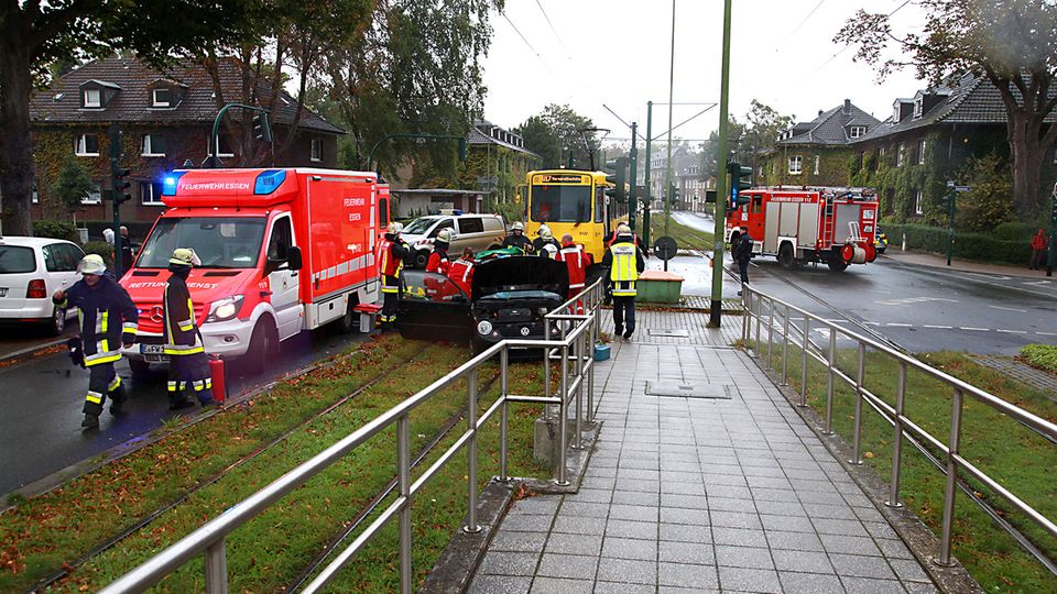 Nachrichten Deutschland Essen Nachrichten aus Deutschland: In Essen hat eine Straßenbahn ein Auto gerammt