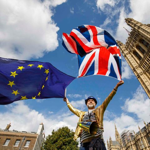 Während einer Brexit-Demonstration in London hält ein Mann die Flaggen von Großbritannien und Europa hoch