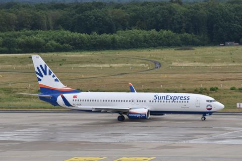 Feueralarm im Flugzeug: Eine Maschine der Fluggesellschaft SunExpress am Flughafen in Köln Bonn