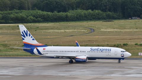 Feueralarm im Flugzeug: Eine Maschine der Fluggesellschaft SunExpress am Flughafen in Köln Bonn