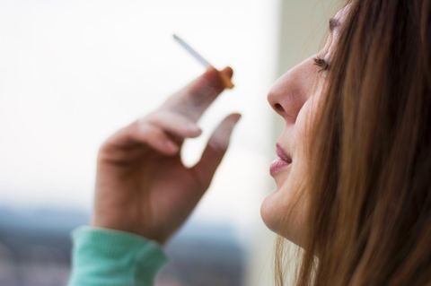 Passivrauchen schadet Kindern - selbst wenn Eltern zum Qualmen ins Freie gehen