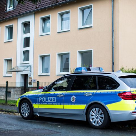 Detmold: Mutter und Kind tot aufgefunden - Tatverdächtiger auf der Flucht