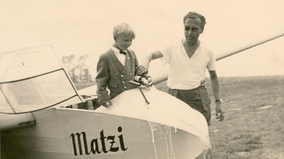 Auf dem Segelflugplatz: Christian Peter Dogs als Kind mit seinem Vater. Der war in seiner Klinik der umschwärmte Chef, zu Hause aber ein Sadist und brutaler Despot