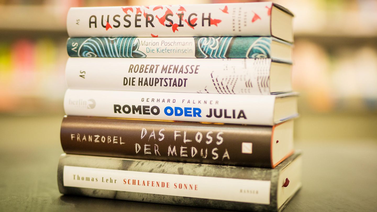 Deutscher Buchpreis: Die fünf Werke der Shortlist liegen übereinander gestapelt auf einem Tisch