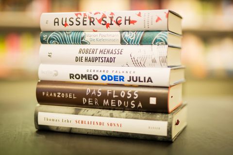 Deutscher Buchpreis: Die fünf Werke der Shortlist liegen übereinander gestapelt auf einem Tisch