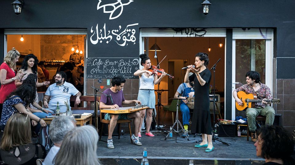 Der Sound der Metropole: internationale Musiker vor dem Café Bulbul in Kreuzberg