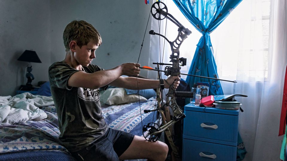 Dean Botha, 15, erlebte schon mehrere Überfälle. Für den nächsten rüstet er sich auch mit Pfeil und Bogen