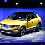 VW T-Roc: Programmierter Erfolg, neben dem T-Roc sieht ein Golf blass aus.