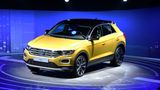 VW T-Roc: Programmierter Erfolg, neben dem T-Roc sieht ein Golf blass aus.