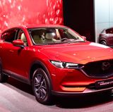 Der neue Mazda CX-5 sieht aus wie eine erschärfte Version des Vorgängers. An dessen Erfolg soll er auch anknüpfen.