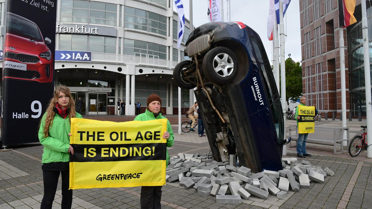 Vor dem Eingang der IAA zeigt Greenpeace Flagge. 