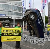 Vor dem Eingang der IAA zeigt Greenpeace Flagge. 