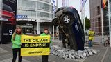 Vor dem Eingang der IAA zeigt Greenpeace Flagge. 