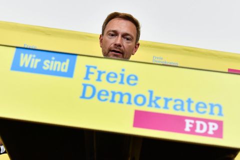 Christian Lindner zeigt ein Schild mit der Aufschrift "Wir sind Freie Demokraten - FDP" - Er sieht keine Steuerschuld