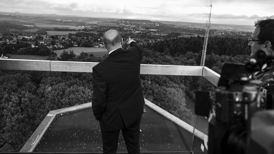 Martin Schulz im Wahlkampf: Dort hinten, gleich hinter der niederländischen Grenze, wohnt er: in Würselen. Eine Aufnahme vom 12. Juli 2017 in Vaals Dort hinten, gleich hinter der niederländischen Grenze, wohnt er: in Würselen. Eine Aufnahme vom 12. Juli 2017 in Vaals
