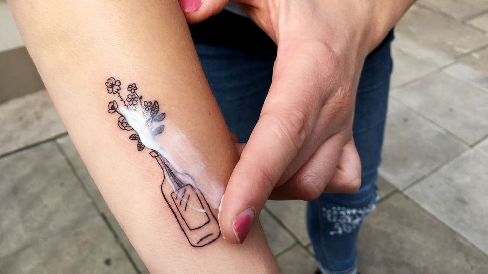 "TattooMed" im Praxischeck: Wir tragen die Salbe "After Tattoo" auf ein frisch gestochenes Tattoo auf. Der Geruch der Salbe ist neutral, das Hautgefühl gut. "Allerdings zieht sie ziemlich langsam ein", findet Testerin Lena Schmidt.