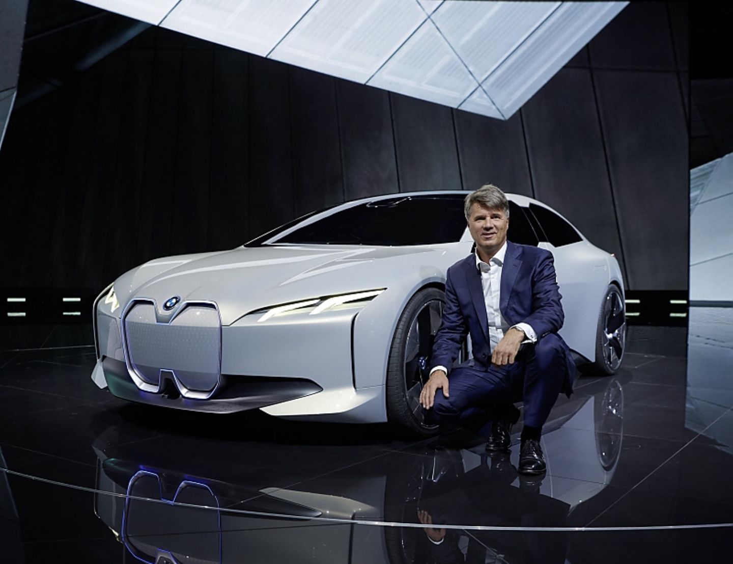 BMW Chef Harald Krüger vor der i Vision Dynamics