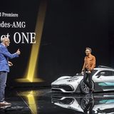 Dieter Zetsche mit Lewis Hamilton auf der IAA 2017