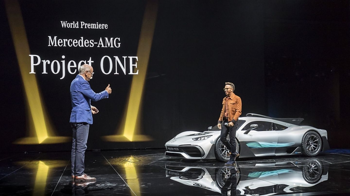 Dieter Zetsche mit Lewis Hamilton auf der IAA 2017