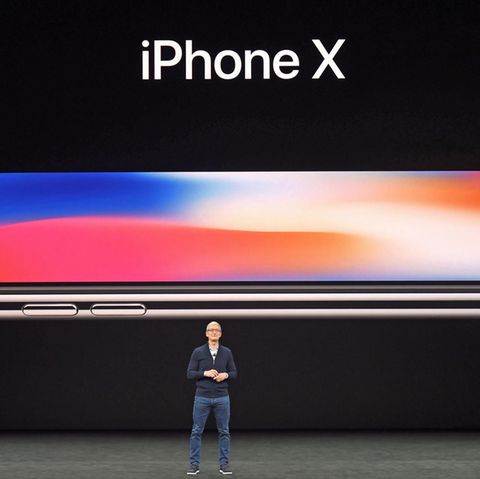 Tim Cook steht bei der Apple-Keynote vor einem Bild des iPhone X