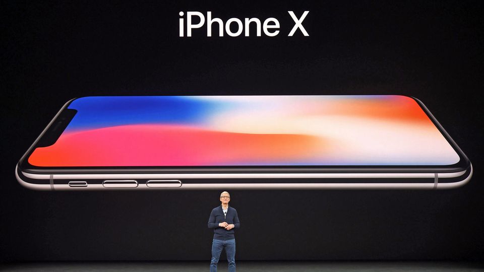 Tim Cook steht bei der Apple-Keynote vor einem Bild des iPhone X