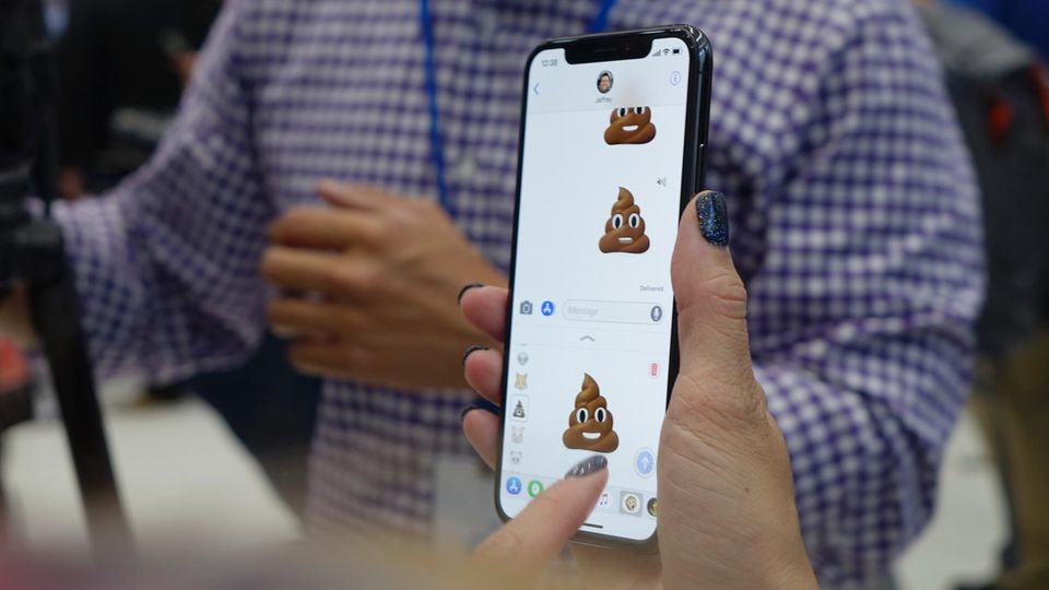 Ein sprechender Kackhaufen: Das neue Frontkamera-System ermöglicht sogenannte Animojis. Ein sprechender Kackhaufen: Das neue Frontkamera-System ermöglicht sogenannte Animojis.