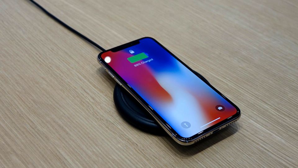 Das iPhone X auf einem herkömmlichen Qi-Charger. Das iPhone X auf einem herkömmlichen Qi-Charger.