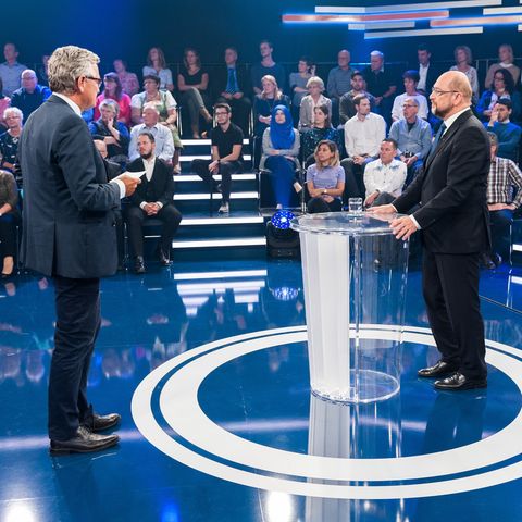 Martin Schulz neben Moderator Peter Frey: "Themen die zuvor unter den Tisch gefallen sind"