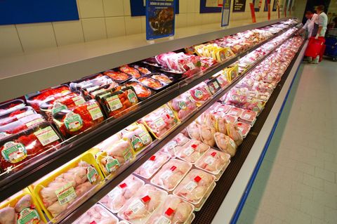 Geflügeltheke in einem Supermarkt mit abgepacktem Hähnchen