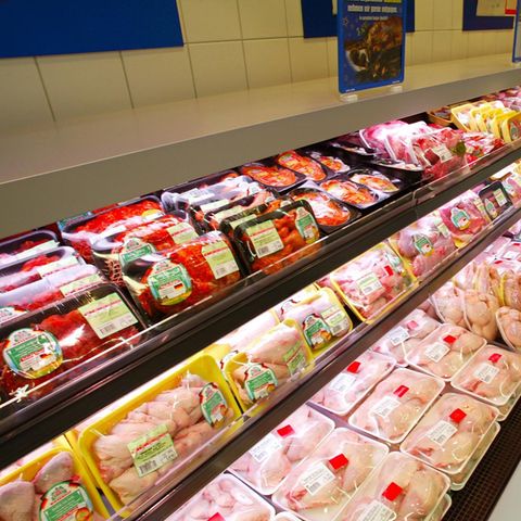 Geflügeltheke in einem Supermarkt mit abgepacktem Hähnchen