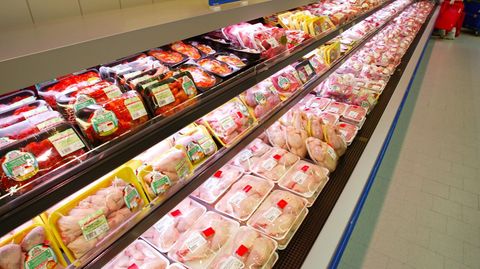 Geflügeltheke in einem Supermarkt mit abgepacktem Hähnchen
