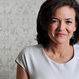 Sheryl Sandberg, Chief Operating Officer bei Facebook können persönliche Probleme und berufliche Rückschläge nichts anhaben. Immer wieder inspiriert die Topmanagerin andere Frauen durch ihre Widerstandsfähigkeit im Angesicht von Unglück. Als Chief Operating Officer bei Facebook – und erste Frau in dessen Board of Directors - beeindruckt sie durch ihre beruflichen Erfolge genauso wie durch ihre persönliche Stärke nach dem plötzlichen Tod ihres Mannes Dave Goldberg.      Was ist der beste Rat, den du dieses Jahr gegeben hast?  "Der beste Rat, den ich – Mann oder Frau – gegeben habe, hat damit zu tun, dankbar zu sein. Vor zwei Jahren habe ich meinen Mann Dave verloren. Damals dachte ich, meine Kinder und ich könnten nie wieder richtig froh sein. Ein paar Monate danach schlug mein Freund Adam Grant, ein Professor für Psychologie, vor, jeden Tag drei Momente, in denen ich glücklich war, zu notieren. Seitdem schreibe ich fast jeden Abend, bevor ich schlafen gehe, drei dieser Momente in mein Notizbuch. Diese Angewohnheit lässt den ganzen Tag ein heller scheinen."    Welchen Ratschlag würdest du einer 22-jährigen Sheryl rückblickend geben?  "Ich würde mir selbst raten, nicht zu versuchen meine gesamte Karriere zu planen – nicht mit 22, aber auch nicht mit 32, 42 oder 52. Rückblickend wäre das besonders unsinnig gewesen, weil Mark Zuckerberg noch in der Grundschule war, als ich mit 22 meinen Uniabschluss machte. Computer benutzte man damals nur im Labor. Es wäre unmöglich gewesen, sich meine derzeitige Position auch nur vorzustellen.  Stattdessen würde ich mir raten, mir einen lang- und einen kurzfristigen Plan zu überlegen. Ich hoffe, dass jeder – aber vor allem Frauen – ambitionierte Träume haben. Wenn wir uns nie etwas vornehmen, dann werden wir nie etwas schaffen! Hilfreich ist es auch, sich meine Lieblingsfrage zu stellen: ‚Was würdest du tun, wenn du keine Angst hättest?’"    Was ist der schlechteste Rat, der dir jemals gegeben wurde?  "Ich habe in meiner Karriere schon viele schlechte Ratschläge bekommen. Ein paar Mentor*innen rieten mir dazu, Jobs bei Google und Facebook abzulehnen – dabei waren das zwei der anspruchsvollsten und erfüllendsten Positionen, die ich jemals hatte. Aber meine Freund*innen und Dave ermutigten mich, diese Chancen zu ergreifen – mir hätte nichts Besseres passieren können. Manchmal finden wir die besten Ratgeber*innen in unserem privaten Umfeld."    Woran bist du gescheitert? Und wie hast du dein Scheitern überwunden?  "Nachdem ich meinen Uniabschluss gemacht hatte, zog ich nach Washington, D.C., und hoffte, einen Mann zu finden. Meine Eltern fanden die Ehe genauso wichtig wie gute akademische Leistungen. Ihrer Meinung nach war es klug, möglichst früh zu heiraten, bevor all die ‚guten’ Männer vergeben waren. Also suchte ich mir einen tollen Typen und heiratete mit 24. Ich war nicht reif genug dafür: An meinem 25. Geburtstag war ich schon wieder geschieden. Ich fühlte mich wie eine fürchterliche Versagerin und befürchtete lange, dass meine beruflichen Erfolge immer davon getrübt sein würden.  Seitdem habe ich gelernt, dass nicht alle 'guten' Männer früh weggeschnappt werden, meinen Mann Dave habe ich nämlich fast zehn Jahre später kennengelernt. Ich habe außerdem gelernt, mich bei wichtigen Entscheidungen nicht von Versagensängsten beeinflussen zu lassen. Man sollte keine Angst vor dem Scheitern haben. Überall bei uns im Büro hängen Poster, die dazu ermutigen, Risiken einzugehen: 'Den Mutigen gehört die Welt.'"    Wann warst du zuletzt stolz auf dich?  "Seit Daves Tod habe ich gelernt, dass man auch auf die kleinsten Erfolge stolz sein kann. Mein Selbstbewusstsein war im Keller. Noch bevor ich damit anfing, meine glücklichen Momente zu notieren, empfahl mein Freund Adam Grant eine andere Übung: Ich sollte jeden Tag drei Sachen aufschreiben, die gut gelaufen waren. Zuerst fühlte sich das komisch an – ich schrieb Dinge auf wie 'Habe Tee gekocht', 'Habe alle E-Mails gelesen', 'War in einem Meeting die meiste Zeit konzentriert'. Mittlerweile glaube ich, dass das Feiern kleiner Erfolge hilft. Mir zumindest hat es das. Ich beschloss, alles weiterzugeben, was ich selbst über Resilienz gelernt hatte, einschließlich solcher Tipps. Deswegen habe ich mein Buch 'Option B' geschrieben."