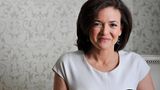 Sheryl Sandberg, Chief Operating Officer bei Facebook können persönliche Probleme und berufliche Rückschläge nichts anhaben. Immer wieder inspiriert die Topmanagerin andere Frauen durch ihre Widerstandsfähigkeit im Angesicht von Unglück. Als Chief Operating Officer bei Facebook – und erste Frau in dessen Board of Directors - beeindruckt sie durch ihre beruflichen Erfolge genauso wie durch ihre persönliche Stärke nach dem plötzlichen Tod ihres Mannes Dave Goldberg.      Was ist der beste Rat, den du dieses Jahr gegeben hast?  "Der beste Rat, den ich – Mann oder Frau – gegeben habe, hat damit zu tun, dankbar zu sein. Vor zwei Jahren habe ich meinen Mann Dave verloren. Damals dachte ich, meine Kinder und ich könnten nie wieder richtig froh sein. Ein paar Monate danach schlug mein Freund Adam Grant, ein Professor für Psychologie, vor, jeden Tag drei Momente, in denen ich glücklich war, zu notieren. Seitdem schreibe ich fast jeden Abend, bevor ich schlafen gehe, drei dieser Momente in mein Notizbuch. Diese Angewohnheit lässt den ganzen Tag ein heller scheinen."    Welchen Ratschlag würdest du einer 22-jährigen Sheryl rückblickend geben?  "Ich würde mir selbst raten, nicht zu versuchen meine gesamte Karriere zu planen – nicht mit 22, aber auch nicht mit 32, 42 oder 52. Rückblickend wäre das besonders unsinnig gewesen, weil Mark Zuckerberg noch in der Grundschule war, als ich mit 22 meinen Uniabschluss machte. Computer benutzte man damals nur im Labor. Es wäre unmöglich gewesen, sich meine derzeitige Position auch nur vorzustellen.  Stattdessen würde ich mir raten, mir einen lang- und einen kurzfristigen Plan zu überlegen. Ich hoffe, dass jeder – aber vor allem Frauen – ambitionierte Träume haben. Wenn wir uns nie etwas vornehmen, dann werden wir nie etwas schaffen! Hilfreich ist es auch, sich meine Lieblingsfrage zu stellen: ‚Was würdest du tun, wenn du keine Angst hättest?’"    Was ist der schlechteste Rat, der dir jemals gegeben wurde?  "Ich habe in meiner Karriere schon viele schlechte Ratschläge bekommen. Ein paar Mentor*innen rieten mir dazu, Jobs bei Google und Facebook abzulehnen – dabei waren das zwei der anspruchsvollsten und erfüllendsten Positionen, die ich jemals hatte. Aber meine Freund*innen und Dave ermutigten mich, diese Chancen zu ergreifen – mir hätte nichts Besseres passieren können. Manchmal finden wir die besten Ratgeber*innen in unserem privaten Umfeld."    Woran bist du gescheitert? Und wie hast du dein Scheitern überwunden?  "Nachdem ich meinen Uniabschluss gemacht hatte, zog ich nach Washington, D.C., und hoffte, einen Mann zu finden. Meine Eltern fanden die Ehe genauso wichtig wie gute akademische Leistungen. Ihrer Meinung nach war es klug, möglichst früh zu heiraten, bevor all die ‚guten’ Männer vergeben waren. Also suchte ich mir einen tollen Typen und heiratete mit 24. Ich war nicht reif genug dafür: An meinem 25. Geburtstag war ich schon wieder geschieden. Ich fühlte mich wie eine fürchterliche Versagerin und befürchtete lange, dass meine beruflichen Erfolge immer davon getrübt sein würden.  Seitdem habe ich gelernt, dass nicht alle 'guten' Männer früh weggeschnappt werden, meinen Mann Dave habe ich nämlich fast zehn Jahre später kennengelernt. Ich habe außerdem gelernt, mich bei wichtigen Entscheidungen nicht von Versagensängsten beeinflussen zu lassen. Man sollte keine Angst vor dem Scheitern haben. Überall bei uns im Büro hängen Poster, die dazu ermutigen, Risiken einzugehen: 'Den Mutigen gehört die Welt.'"    Wann warst du zuletzt stolz auf dich?  "Seit Daves Tod habe ich gelernt, dass man auch auf die kleinsten Erfolge stolz sein kann. Mein Selbstbewusstsein war im Keller. Noch bevor ich damit anfing, meine glücklichen Momente zu notieren, empfahl mein Freund Adam Grant eine andere Übung: Ich sollte jeden Tag drei Sachen aufschreiben, die gut gelaufen waren. Zuerst fühlte sich das komisch an – ich schrieb Dinge auf wie 'Habe Tee gekocht', 'Habe alle E-Mails gelesen', 'War in einem Meeting die meiste Zeit konzentriert'. Mittlerweile glaube ich, dass das Feiern kleiner Erfolge hilft. Mir zumindest hat es das. Ich beschloss, alles weiterzugeben, was ich selbst über Resilienz gelernt hatte, einschließlich solcher Tipps. Deswegen habe ich mein Buch 'Option B' geschrieben."