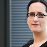 Katharina Borchert, Chief Innovation Officer bei Mozilla setzte alles auf eine Karte, als sie sich entschloss, ihren renommierten Posten als Geschäftsführerin von Spiegel Online aufzugeben, um ins Silicon Valley zu ziehen, war sie es, die alles auf eine Karte setzte. Und das hat sich ausgezahlt!       Was ist der beste Rat, den Sie dieses Jahr einer anderen Frau gegebenhaben?  "Lerne den Unterschied zwischen Bescheidenheit und Impostor-Syndrom zu erkennen. Bescheidenheit erlaubt es dir zu wachsen, eine bessere Vorgesetzte zu sein und wirklich offene Teams aufzubauen. Das Impostor-Syndrom hemmt dich hingegen und lässt dich auf Nummer sicher gehen."      Welchen Ratschlag würden Sie rückblickend der 22-jährigen Katharina geben?  "Ich würde auf jeden Fall mit einer festen Umarmung anfangen. Dann würde ich sagen: 'Versuche dich etwas zu entspannen, mein besorgtes jüngeres Ich'. Ich weiß, dass sich jede Wahl — deiner Kurse, deiner Praktika — wie DIE Entscheidung anfühlt, die deine Karriere entweder beflügeln oder von vorne herein zerstören kann. Aber das ist ein absoluter Irrglaube. Ein gut gelebtes Leben verläuft nicht immer geradlinig, sondern schlägt hin und wieder einen Umweg ein. Du weißt nicht, was du machen willst, wenn du 'groß' bist? Super! Das bedeutet, dass du dich von deiner Neugier treiben lassen kannst. Dein Wunsch zu lernen wird dich in verschiedene, aufregende Karrieren führen. Du hast einen richtig langen Marsch vor dir, also stelle sicher, dass dein Wunsch, alles richtig zu machen, dich nicht blind für Gelegenheiten abseits des Wegs macht. Und versuche bei alledem, deine Reise ein bisschen mehr zu genießen."      Was ist der schlechteste Rat, der Ihnen jemals gegeben wurde?  "Ich habe an mehreren Punkten in meiner Karriere große Chancen bekommen, weil andere oft mehr an mich glaubten als ich selbst. Also habe ich beschlossen, das zurückzugeben, indem ich auf andere setze und an ihr Können und Entwicklungspotenzial glaube. Mehr als einmal haben mir andere davon abgeraten. Aber meiner Erfahrung nach ist das Beste, was man tun kann, in begabte Menschen zu investieren und ihnen, wenn nötig, mehr zuzutrauen als sie sich selbst. Das Risiko ist zwar größer – der mögliche Lohn ist es aber auch."      Woran sind Sie gescheitert und wie haben Sie Ihr Scheitern überwunden?  "Es klingt vielleicht banal, aber ich glaube wirklich, dass Rückschläge, so schmerzhaft sie auch sein können, die nützlichsten Lektionen mit sich bringen. Deswegen weiß ich die Silicon-Valley-Denkweise zu schätzen. Hier wirst du dazu ermutigt, dein Scheitern zu akzeptieren, daraus zu lernen und dein neues Wissen idealerweise weiterzugeben. In meinem Team experimentieren wir gerade damit, uns regelmäßig freitags zu treffen, um uns gegenseitig von unseren beruflichen und privaten Fehlschlägen der letzten Woche zu erzählen. Das hat uns bereits einige erstaunlich offene und ehrliche Gespräche eingebracht, die ich sehr zu schätzen weiß und aus denen ich viel gelernt habe."      Wann waren Sie zuletzt stolz auf sich?  "Als ich beschloss bei Mozilla anzufangen, wusste ich, dass ich mich weit von meiner Komfortzone entfernen würde. Ich glaube, dass Führen und Lernen immer Hand in Hand gehen sollten. Aber zu führen, während man in Höchstgeschwindigkeit eine Million verschiedener Dinge lernt, im Job und im Privatleben – das war eine größere Aufgabe als gedacht. Manchmal bringen dich dann die kleinsten, lächerlichsten Dinge zum Straucheln, weil es in dem Moment einfach ein Problem zu viel ist: Etwa meine Assistentin anrufen zu müssen, weil ich den nagelneuen Wäschetrockner in meiner Wohnung nicht zum Laufen bringen konnte, gab mir das Gefühl, die größte Idiotin auf der Welt zu sein. Als ich schließlich fluchend und heulend auf dem Boden saß, sah mein Leben für einen kurzen Moment eher wie eine schlecht geschriebene Bridget Jones-Szene aus, als wie das Leben der souveränen, globalen Managerin, die ich sein wollte. Als ich dann vor kurzem feststellte, was ich in den letzten 20 Monaten erreicht hatte, wie sehr ich in Kalifornien und bei Mozilla angekommen bin, war ich richtig stolz. Und extrem dankbar für die vielen großartigen Menschen in meinem Team und darüber hinaus, die mich auf diesem Weg begleiten und von denen ich täglich lerne." 