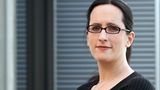 Katharina Borchert, Chief Innovation Officer bei Mozilla setzte alles auf eine Karte, als sie sich entschloss, ihren renommierten Posten als Geschäftsführerin von Spiegel Online aufzugeben, um ins Silicon Valley zu ziehen, war sie es, die alles auf eine Karte setzte. Und das hat sich ausgezahlt!       Was ist der beste Rat, den Sie dieses Jahr einer anderen Frau gegebenhaben?  "Lerne den Unterschied zwischen Bescheidenheit und Impostor-Syndrom zu erkennen. Bescheidenheit erlaubt es dir zu wachsen, eine bessere Vorgesetzte zu sein und wirklich offene Teams aufzubauen. Das Impostor-Syndrom hemmt dich hingegen und lässt dich auf Nummer sicher gehen."      Welchen Ratschlag würden Sie rückblickend der 22-jährigen Katharina geben?  "Ich würde auf jeden Fall mit einer festen Umarmung anfangen. Dann würde ich sagen: 'Versuche dich etwas zu entspannen, mein besorgtes jüngeres Ich'. Ich weiß, dass sich jede Wahl — deiner Kurse, deiner Praktika — wie DIE Entscheidung anfühlt, die deine Karriere entweder beflügeln oder von vorne herein zerstören kann. Aber das ist ein absoluter Irrglaube. Ein gut gelebtes Leben verläuft nicht immer geradlinig, sondern schlägt hin und wieder einen Umweg ein. Du weißt nicht, was du machen willst, wenn du 'groß' bist? Super! Das bedeutet, dass du dich von deiner Neugier treiben lassen kannst. Dein Wunsch zu lernen wird dich in verschiedene, aufregende Karrieren führen. Du hast einen richtig langen Marsch vor dir, also stelle sicher, dass dein Wunsch, alles richtig zu machen, dich nicht blind für Gelegenheiten abseits des Wegs macht. Und versuche bei alledem, deine Reise ein bisschen mehr zu genießen."      Was ist der schlechteste Rat, der Ihnen jemals gegeben wurde?  "Ich habe an mehreren Punkten in meiner Karriere große Chancen bekommen, weil andere oft mehr an mich glaubten als ich selbst. Also habe ich beschlossen, das zurückzugeben, indem ich auf andere setze und an ihr Können und Entwicklungspotenzial glaube. Mehr als einmal haben mir andere davon abgeraten. Aber meiner Erfahrung nach ist das Beste, was man tun kann, in begabte Menschen zu investieren und ihnen, wenn nötig, mehr zuzutrauen als sie sich selbst. Das Risiko ist zwar größer – der mögliche Lohn ist es aber auch."      Woran sind Sie gescheitert und wie haben Sie Ihr Scheitern überwunden?  "Es klingt vielleicht banal, aber ich glaube wirklich, dass Rückschläge, so schmerzhaft sie auch sein können, die nützlichsten Lektionen mit sich bringen. Deswegen weiß ich die Silicon-Valley-Denkweise zu schätzen. Hier wirst du dazu ermutigt, dein Scheitern zu akzeptieren, daraus zu lernen und dein neues Wissen idealerweise weiterzugeben. In meinem Team experimentieren wir gerade damit, uns regelmäßig freitags zu treffen, um uns gegenseitig von unseren beruflichen und privaten Fehlschlägen der letzten Woche zu erzählen. Das hat uns bereits einige erstaunlich offene und ehrliche Gespräche eingebracht, die ich sehr zu schätzen weiß und aus denen ich viel gelernt habe."      Wann waren Sie zuletzt stolz auf sich?  "Als ich beschloss bei Mozilla anzufangen, wusste ich, dass ich mich weit von meiner Komfortzone entfernen würde. Ich glaube, dass Führen und Lernen immer Hand in Hand gehen sollten. Aber zu führen, während man in Höchstgeschwindigkeit eine Million verschiedener Dinge lernt, im Job und im Privatleben – das war eine größere Aufgabe als gedacht. Manchmal bringen dich dann die kleinsten, lächerlichsten Dinge zum Straucheln, weil es in dem Moment einfach ein Problem zu viel ist: Etwa meine Assistentin anrufen zu müssen, weil ich den nagelneuen Wäschetrockner in meiner Wohnung nicht zum Laufen bringen konnte, gab mir das Gefühl, die größte Idiotin auf der Welt zu sein. Als ich schließlich fluchend und heulend auf dem Boden saß, sah mein Leben für einen kurzen Moment eher wie eine schlecht geschriebene Bridget Jones-Szene aus, als wie das Leben der souveränen, globalen Managerin, die ich sein wollte. Als ich dann vor kurzem feststellte, was ich in den letzten 20 Monaten erreicht hatte, wie sehr ich in Kalifornien und bei Mozilla angekommen bin, war ich richtig stolz. Und extrem dankbar für die vielen großartigen Menschen in meinem Team und darüber hinaus, die mich auf diesem Weg begleiten und von denen ich täglich lerne." 