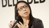 Bessie Lee, Founder und CEO von Withinlink hat als junge Frau den Rat ignoriert, einen reichen Mann zu heiraten und ihr Business lieber selbst in die Hand genommen. Die Gründerin und CEO von Whithinlink, einem Start-up Incubator in China, gilt als eine der erfahrensten und meist respektierten Akteurinnen in Chinas Medienbranche.      Was ist der beste Rat, den du dieses Jahr einer anderen Frau gegeben hast?  "Sei aus gutem Grund eine Bitch! Kämpfe hart für das, was deiner Meinung nach richtig ist."      Welchen Ratschlag würdest du der 22-jährigen Bessie rückblickend geben?  "Verschwende keine Zeit damit, den Master zu machen. Stürze dich gleich ins echte Leben und lerne von richtigen Geschäftsleuten."      Was ist der schlechteste Rat, der dir jemals gegeben wurde?  "Suche dir einen netten Menschen mit einem guten Job und vielen Nullen auf dem Bankkonto und heirate ihn. Dann kannst du deine eigene kleine Familie gründen und deinen Mann in seiner Karriere unterstützen."      Woran bist du gescheitert und wie hast du dein Scheitern überwunden?  "Der größte Misserfolg meiner Karriere passierte während meiner Zeit als CEO der GroupM China, als ein scheidender CFO versehentlich sechs Milliarden Dollar schwere Unstimmigkeiten in der Buchhaltung offenlegte. Die ersten drei Monate nach dieser unangenehmen Überraschung dachte ich jeden Morgen nach dem Aufwachen, dass heute der Tag wäre, an dem man mich rauswirft. Glücklicherweise ist das aber nie passiert. Ich trat auch nicht zurück, weil das nicht geholfen hätte, die Krise zu überwinden. Stattdessen blieb ich am Ball und arbeitete mit dem neuen CFO und dem Finance-Team akribisch daran, jeden einzelnen Teilbetrag dieser sechs Milliarden Dollar wieder mit unseren Konten abzugleichen. Nachdem wir zwei Jahre lang damit beschäftigt gewesen waren, mussten wir nicht nur keine Verluste einstecken, sondern hatten sogar Gewinn gemacht."      Wann warst du zuletzt stolz auf dich?  "Ich war sehr stolz, als meine 18 Jahre alte Tochter am Central Saint Martin College of Art and Design in London angenommen wurde. Ich war natürlich sehr stolz auf meine Tochter, aber auch auf mich selbst – dafür, dass ich als Mutter aufgeschlossen war und sie immer ermutigt habe, unkonventionelle Dinge auszuprobieren. Viele Werke meiner Tochter spiegeln die Inspiration wider, die sie aus diesen besonderen Erfahrungen gewonnen hat." 