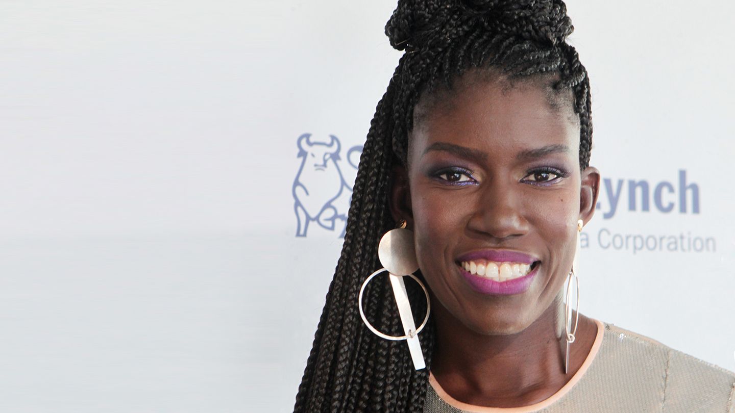 Bozoma Saint John, Chief Brand Officer bei Uber musste mit fünf Jahren aus Ghana nach Amerika fliehen. Schon früh lernte sie, scheinbar unmögliche Situationen zu meistern. Sie ist die Verkörperung des amerikanischen Traums und hat mit ihrer selbstbewussten Attitude, harter Arbeit und Kreativität ihr Schicksal und ihre Ausnahmekarriere geformt.      Was ist der beste Rat, den du dieses Jahr einer anderen Frau gegeben hast?  "Höre auf deine Kritiker*innen. Von ihnen wirst du Wahrheiten hören, die dir deine Unterstützer*innen nicht sagen würden. Aber genieße jedes Feedback mit Vorsicht, egal ob kritisch oder positiv."    Welchen Ratschlag würdest du der 22-jährigen Bozoma rückblickend geben?  "Der 22-jährigen Bozoma würde ich sagen: 'Du schaffst alles! Mach dir nicht so viele Gedanken!'. Ich war zeitweise wie gelähmt, weil ich versucht habe, jede mögliche Folge von jeder einzelnen Entscheidung zu bedenken. Ich fing an, mehr auf mein Bauchgefühl statt auf Pro-Contra-Listen zu hören – und siehe da, plötzlich traf ich rundum bessere Entscheidungen."    Was ist der schlechteste Rat, der dir jemals gegeben wurde?  "Irgendjemand sagte mal zu mir, ich solle im Büro niemals roten Lippenstift oder roten Nagellack tragen, das sei zu gewagt – was nicht nur unglaublich oberflächlich ist, sondern auch dazu führte, dass ich mich selbst anzweifelte, mich fragte, ob meine Stimme zu laut und meine Persönlichkeit zu auffällig ist. Es wäre ein riesiger Fehler gewesen, diesen Rat zu befolgen. Ich hätte so niemals aktiv etwas verändern können."    Woran bist du gescheitert und wie hast du dein Scheitern überwunden?  "Ich scheitere ständig. Wenn ich nicht scheitere, weiß ich, dass ich mich nicht genug herausgefordert habe und wenn ich mich ein bisschen zu lange nicht in die Scheiße geritten habe, stecke ich meine Ziele etwas höher. Ein wenig Dreck an meinem Stiletto ist die beste Erinnerung daran, weiter an mir zu arbeiten."    Wann warst du zuletzt stolz auf dich?  "Als meine Tochter dieses Jahr ihren ersten Schultag in der dritten Klasse hatte, konnte ich sie zwar zur Schule bringen und ein paar Stunden zur Eingewöhnung bleiben, aber dann musste ich wegen wichtiger Meetings auch schon zum Flughafen düsen. Ich hatte furchtbare Schuldgefühle, weil die anderen Eltern den ganzen Tag blieben und im Unterricht mithalfen. Aber als ich abends wieder zuhause war und meiner Tochter und ihren Freundinnen beim Spielen zuhörte, gab sie damit an, warum ich tagsüber nicht da war. Der Fakt, dass sie es für angebracht hält, mit mir anzugeben, ließ meine Brust vor Stolz fast platzen."