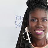 Bozoma Saint John, Chief Brand Officer bei Uber musste mit fünf Jahren aus Ghana nach Amerika fliehen. Schon früh lernte sie, scheinbar unmögliche Situationen zu meistern. Sie ist die Verkörperung des amerikanischen Traums und hat mit ihrer selbstbewussten Attitude, harter Arbeit und Kreativität ihr Schicksal und ihre Ausnahmekarriere geformt.      Was ist der beste Rat, den du dieses Jahr einer anderen Frau gegeben hast?  "Höre auf deine Kritiker*innen. Von ihnen wirst du Wahrheiten hören, die dir deine Unterstützer*innen nicht sagen würden. Aber genieße jedes Feedback mit Vorsicht, egal ob kritisch oder positiv."    Welchen Ratschlag würdest du der 22-jährigen Bozoma rückblickend geben?  "Der 22-jährigen Bozoma würde ich sagen: 'Du schaffst alles! Mach dir nicht so viele Gedanken!'. Ich war zeitweise wie gelähmt, weil ich versucht habe, jede mögliche Folge von jeder einzelnen Entscheidung zu bedenken. Ich fing an, mehr auf mein Bauchgefühl statt auf Pro-Contra-Listen zu hören – und siehe da, plötzlich traf ich rundum bessere Entscheidungen."    Was ist der schlechteste Rat, der dir jemals gegeben wurde?  "Irgendjemand sagte mal zu mir, ich solle im Büro niemals roten Lippenstift oder roten Nagellack tragen, das sei zu gewagt – was nicht nur unglaublich oberflächlich ist, sondern auch dazu führte, dass ich mich selbst anzweifelte, mich fragte, ob meine Stimme zu laut und meine Persönlichkeit zu auffällig ist. Es wäre ein riesiger Fehler gewesen, diesen Rat zu befolgen. Ich hätte so niemals aktiv etwas verändern können."    Woran bist du gescheitert und wie hast du dein Scheitern überwunden?  "Ich scheitere ständig. Wenn ich nicht scheitere, weiß ich, dass ich mich nicht genug herausgefordert habe und wenn ich mich ein bisschen zu lange nicht in die Scheiße geritten habe, stecke ich meine Ziele etwas höher. Ein wenig Dreck an meinem Stiletto ist die beste Erinnerung daran, weiter an mir zu arbeiten."    Wann warst du zuletzt stolz auf dich?  "Als meine Tochter dieses Jahr ihren ersten Schultag in der dritten Klasse hatte, konnte ich sie zwar zur Schule bringen und ein paar Stunden zur Eingewöhnung bleiben, aber dann musste ich wegen wichtiger Meetings auch schon zum Flughafen düsen. Ich hatte furchtbare Schuldgefühle, weil die anderen Eltern den ganzen Tag blieben und im Unterricht mithalfen. Aber als ich abends wieder zuhause war und meiner Tochter und ihren Freundinnen beim Spielen zuhörte, gab sie damit an, warum ich tagsüber nicht da war. Der Fakt, dass sie es für angebracht hält, mit mir anzugeben, ließ meine Brust vor Stolz fast platzen."