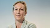 Sabine Eckhardt, Chief Commercial Officer bei ProSiebenSat.1 Media denkt Marketing neu und betrachtet technischen Fortschritt als große Chance. Sie war unter anderem dafür verantwortlich, dass bei Sendungen wie "Germany's Next Topmodel", "Schlag den Raab" und "Popstars" innovative Werbeprodukte platziert wurden. Seit 2004 arbeitet sie in leitenden Funktionen bei ProSiebenSat.1. Media, im Januar 2017 wurde sie als Chief Commercial Officer des Unternehmens auch in den Vorstand berufen.       Was ist der beste Rat, den Sie dieses Jahr einer anderen Frau gegeben hast?  "Sei flexibel und offen für Veränderungen. Unternehmen müssen sich immer wieder neu erfinden und ihre Geschäftsmodelle angleichen. Dafür braucht es agile Menschen – sei einer von ihnen!"      Welchen Ratschlag würden Sie der 22-jährigen Sabine rückblickend geben?  "Breche Regeln, aber nicht um jeden Preis. Gehe Risiken ein und traue dich, Neuland zu betreten!"        Was ist der schlechteste Rat, der Ihnen jemals gegeben wurde?  "Vorsichtig mit neuen Technologien zu sein. Leute fürchten sich vor Dingen, die sie nicht verstehen. In der Technologie waren es in den 80er-Jahren die Computer, heute ist es künstliche Intelligenz. Man sollte sich von einem Hype nicht blenden, aber auch nicht abschrecken lassen, sondern überlegen, welche Möglichkeiten er bereithält."      Woran sind Sie gescheitert und wie haben Sie Ihr Scheitern überwunden?  "Ich musste schon mit einigen Misserfolgen zurechtkommen. Dann habe ich mir Gedanken gemacht, mich korrigiert und sortiert, und neu begonnen. Fehler sind notwendig, wie sollte man sonst lernen? Glaube nie den Menschen, die behaupten, sie würden keine Fehler begehen. Und vergiss nie dich zur Selbstreflexion zu zwingen."      Wann waren Sie zuletzt stolz auf sich?  "Ich bin mir nicht sicher, ob 'stolz' der passende Begriff ist. Aber ich bin immer glücklich, wenn sich meine Mitarbeiter hervortun – wir zusammen Ziele verwirklichen, die zuvor unerreichbar erschienen. Mit einem tatkräftigen und loyalen Team zu arbeiten, das mit Leidenschaft bei der Sache ist, empfinde ich als bereichernd."