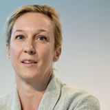 Sabine Eckhardt, Chief Commercial Officer bei ProSiebenSat.1 Media denkt Marketing neu und betrachtet technischen Fortschritt als große Chance. Sie war unter anderem dafür verantwortlich, dass bei Sendungen wie "Germany's Next Topmodel", "Schlag den Raab" und "Popstars" innovative Werbeprodukte platziert wurden. Seit 2004 arbeitet sie in leitenden Funktionen bei ProSiebenSat.1. Media, im Januar 2017 wurde sie als Chief Commercial Officer des Unternehmens auch in den Vorstand berufen.       Was ist der beste Rat, den Sie dieses Jahr einer anderen Frau gegeben hast?  "Sei flexibel und offen für Veränderungen. Unternehmen müssen sich immer wieder neu erfinden und ihre Geschäftsmodelle angleichen. Dafür braucht es agile Menschen – sei einer von ihnen!"      Welchen Ratschlag würden Sie der 22-jährigen Sabine rückblickend geben?  "Breche Regeln, aber nicht um jeden Preis. Gehe Risiken ein und traue dich, Neuland zu betreten!"        Was ist der schlechteste Rat, der Ihnen jemals gegeben wurde?  "Vorsichtig mit neuen Technologien zu sein. Leute fürchten sich vor Dingen, die sie nicht verstehen. In der Technologie waren es in den 80er-Jahren die Computer, heute ist es künstliche Intelligenz. Man sollte sich von einem Hype nicht blenden, aber auch nicht abschrecken lassen, sondern überlegen, welche Möglichkeiten er bereithält."      Woran sind Sie gescheitert und wie haben Sie Ihr Scheitern überwunden?  "Ich musste schon mit einigen Misserfolgen zurechtkommen. Dann habe ich mir Gedanken gemacht, mich korrigiert und sortiert, und neu begonnen. Fehler sind notwendig, wie sollte man sonst lernen? Glaube nie den Menschen, die behaupten, sie würden keine Fehler begehen. Und vergiss nie dich zur Selbstreflexion zu zwingen."      Wann waren Sie zuletzt stolz auf sich?  "Ich bin mir nicht sicher, ob 'stolz' der passende Begriff ist. Aber ich bin immer glücklich, wenn sich meine Mitarbeiter hervortun – wir zusammen Ziele verwirklichen, die zuvor unerreichbar erschienen. Mit einem tatkräftigen und loyalen Team zu arbeiten, das mit Leidenschaft bei der Sache ist, empfinde ich als bereichernd."