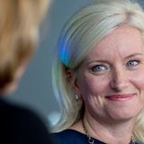 Carolyn Everson, Vizepräsidentin Global Marketing Solutions bei Facebook war zweimal auf der "40 unter 40"-Liste von Fortune und seit 2013 jedes Jahr auf Adweeks "Adweek 50". Bei Facebook kümmert sie sich um die gesamte App-Familie, einschließlich Facebook, Instagram und Messenger, um die Beziehungen zu wichtigen Marketern und Agenturen.       Was ist der beste Rat, den Sie dieses Jahr einer anderen Frau gegeben haben?  "Ich erinnere Frauen daran, dass es nie eine bessere Zeit gegeben hat, eine Frau zu sein. Jedes Unternehmen, jeder Vorstand, jede Non-Profit und jede Regierung braucht Frauen, um voranzukommen. Ich habe mit 21 Jahren angefangen, in der Geschäftswelt zu arbeiten. Ich blickte immer zu meinen Vorgesetzten und zu Sprechern bei Veranstaltungen auf und zweifelte daran, jemals eine von ihnen werden zu können. Rückblickend wünschte ich, jemand hätte mir gesagt: 'Aber natürlich kannst du das!'. Einer der besten Ratschläge, der mir jemals untergekommen ist, stammt aus der Recherche von McKinsey & Co: Genauso wie es große Firmen tun, sollte man sich auch als Individuum eine Art Aufsichtsrat zusammenstellen. Man ist nie zu jung oder zu alt, um diesen Rat einzuberufen. Und: Vergiss nie, dass du begehrt bist. Deine Berater können dir dabei helfen, das zu erkennen und dich an dein Ziel zu bringen."    Welchen Ratschlag würden Sie der 22-jährigen Carolyn rückblickend geben?  "Ich würde meinem jüngeren Selbst sagen, dass das Leben kurz ist und es wichtig ist, große Träume zu haben. Formuliere eine mutige Vision und mache dir klar, dass alles möglich ist. Vor ein paar Jahren begann ich – auf Rat von meinem Coach, Lisa McCarthy – sogenannte Vision-Statements aufzuschreiben. Ich stelle mir im Detail vor, was ich in einem Jahr in meinem Privatleben und beruflich erreicht und wie ich etwas zum Allgemeinwohl beigetragen haben will. Damit ich jemanden habe, der mich in die Pflicht nimmt, erzähle ich meiner Familie und meinem gesamten Team bei Facebook davon. Einige Jahre und Vision-Statements später weiß ich genau, wie ich meine Zeit und Energie in den Bereichen, die mir am wichtigsten sind, nutze."    Was ist der schlechteste Rat, der Ihnen jemals gegeben wurde?  "Menschen sagen oft, dass deine Wahrnehmung die Realität sei, aber Wahrnehmung ist subjektiv, und wenn du dir wirklich vor Augen hältst, was das bedeutet, kann das weitreichende Folgen haben. Denkst du zum Beispiel immer sofort, dass es ein Problem gibt, wenn dich Vorgesetzte um ein Treffen bitten? Versuchst du dann diesen Gedanken zu legitimieren, indem du nach 'Beweisen' suchst, warum das Treffen schlecht laufen wird? Was wäre, wenn du stattdessen eine positive Sichtweise wählen würdest? Du sollst für deine Arbeit an einem Projekt Anerkennung bekommen oder an einer neuen Strategie mitarbeiten oder man will dir schlicht hilfreiches Feedback geben?  Lass dir von deinen unbegründeten Horrorszenarien nicht den Wind aus den Segeln nehmen. Eine positive Perspektive zu wählen gibt dir größeres Selbstbewusstsein und mehr Kontrolle über eine Situation. Das ist ein Bereich, an dem ich immer noch arbeite. Ich habe eine negative innere Stimme, der ich den Spitznamen Penelope gegeben habe. Wenn sie die Kontrolle übernimmt, versuche ich so schnell wie möglich auf den Pauseknopf zu drücken. Ich versuche Penelope außer Gefecht zu setzen und werde jedes Mal ein bisschen besser darin ihre Stimme zu erkennen."    Woran sind Sie gescheitert und wie haben Sie Ihr Scheitern überwunden?  "Ich wurde von meiner eigenen Firma gefeuert, was mein Selbstbewusstsein für die nächsten zehn Jahre ziemlich angekratzt hatte. Während des ersten Dotcom-Booms 1999 studierte ich BWL, war vom Potenzial des Internets begeistert und wollte diese Faszination mit meiner Liebe zu Tieren verbinden. Ein Partner und ich gründeten also Pets.com, der Domainname gehörte ihm. Wir konnten uns mehrere Millionen Dollar Finanzierung sichern, aber eine Bedingung für diese Finanzierung war einen CEO einzustellen, wohl wissend, dass ich für diese Rolle noch nicht bereit war. Die Vorstellungen des CEOs, den der Risikokapitalgeber schließlich ausgesucht hatte, waren das genaue Gegenteil von dem, was ich für unser Unternehmen geplant hatte. Als ich nach diesem Treffen nach Hause kam, wartete dort ein Fax auf mich mit meiner Kündigung. Ich war völlig schockiert. Ich schämte mich. Erst über ein Jahrzehnt später, mit der Hilfe von Sheryl Sandberg, meinem Team und meinem Coach, konnte ich alles umdeuten. Es war nicht länger ein Moment, der mir Angst machte, sondern einer, der mir mehr über mich selbst und meine Karrierepläne beigebracht hatte als jeder andere. Lasse also nicht zu, dass Fehlschläge bestimmen, wer du bist: Lerne aus deinen Fehlern und berufe dich bei allem, was du später tust, auf dieses Wissen, nicht dein Scheitern."    Wann waren Sie zuletzt stolz auf sich?  "Meine Familie hatte für mich schon immer oberste Priorität und ich bin sehr stolz darauf, wie meine Zwillingstöchter aufwachsen. Ich sage immer, dass sich niemand daran erinnern wird, wie viel Budget ich gemanagt habe oder was mein Jobtitel war, aber ich hoffe, dass man sich daran erinnern wird, wie wir unsere Töchter erziehen. Taylor und Kennedy sind jetzt beinahe 15 Jahre alt und blühen und gedeihen: Sie zeigen jetzt schon Führungsqualitäten, sind empathisch und warmherzig. Frauen ihrer Generation werden die Welt zu einem noch besseren Ort machen und ich bin stolz auf den kleinen Teil, den ich dazu beigetragen habe, indem ich zwei von ihnen großgezogen habe."