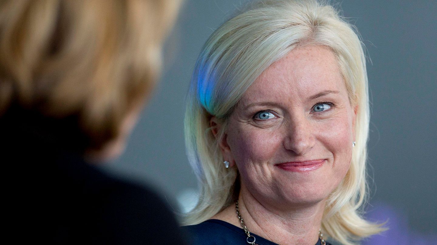 Carolyn Everson Vizepräsidentin Global Marketing Solutions, Facebook Carolyn Everson, Vizepräsidentin Global Marketing Solutions bei Facebook war zweimal auf der "40 unter 40"-Liste von Fortune und seit 2013 jedes Jahr auf Adweeks "Adweek 50". Bei Facebook kümmert sie sich um die gesamte App-Familie, einschließlich Facebook, Instagram und Messenger, um die Beziehungen zu wichtigen Marketern und Agenturen. Was ist der beste Rat, den Sie dieses Jahr einer anderen Frau gegeben haben? "Ich erinnere Frauen daran, dass es nie eine bessere Zeit gegeben hat, eine Frau zu sein. Jedes Unternehmen, jeder Vorstand, jede Non-Profit und jede Regierung braucht Frauen, um voranzukommen. Ich habe mit 21 Jahren angefangen, in der Geschäftswelt zu arbeiten. Ich blickte immer zu meinen Vorgesetzten und zu Sprechern bei Veranstaltungen auf und zweifelte daran, jemals eine von ihnen werden zu können. Rückblickend wünschte ich, jemand hätte mir gesagt: 'Aber natürlich kannst du das!'. Einer der besten Ratschläge, der mir jemals untergekommen ist, stammt aus der Recherche von McKinsey & Co: Genauso wie es große Firmen tun, sollte man sich auch als Individuum eine Art Aufsichtsrat zusammenstellen. Man ist nie zu jung oder zu alt, um diesen Rat einzuberufen. Und: Vergiss nie, dass du begehrt bist. Deine Berater können dir dabei helfen, das zu erkennen und dich an dein Ziel zu bringen." Welchen Ratschlag würden Sie der 22-jährigen Carolyn rückblickend geben? "Ich würde meinem jüngeren Selbst sagen, dass das Leben kurz ist und es wichtig ist, große Träume zu haben. Formuliere eine mutige Vision und mache dir klar, dass alles möglich ist. Vor ein paar Jahren begann ich – auf Rat von meinem Coach, Lisa McCarthy – sogenannte Vision-Statements aufzuschreiben. Ich stelle mir im Detail vor, was ich in einem Jahr in meinem Privatleben und beruflich erreicht und wie ich etwas zum Allgemeinwohl beigetragen haben will. Damit ich jemanden habe, der mich in die Pflicht nimmt, erzähle ich meiner Familie und meinem gesamten Team bei Facebook davon. Einige Jahre und Vision-Statements später weiß ich genau, wie ich meine Zeit und Energie in den Bereichen, die mir am wichtigsten sind, nutze." Was ist der schlechteste Rat, der Ihnen jemals gegeben wurde? "Menschen sagen oft, dass deine Wahrnehmung die Realität sei, aber Wahrnehmung ist subjektiv, und wenn du dir wirklich vor Augen hältst, was das bedeutet, kann das weitreichende Folgen haben. Denkst du zum Beispiel immer sofort, dass es ein Problem gibt, wenn dich Vorgesetzte um ein Treffen bitten? Versuchst du dann diesen Gedanken zu legitimieren, indem du nach 'Beweisen' suchst, warum das Treffen schlecht laufen wird? Was wäre, wenn du stattdessen eine positive Sichtweise wählen würdest? Du sollst für deine Arbeit an einem Projekt Anerkennung bekommen oder an einer neuen Strategie mitarbeiten oder man will dir schlicht hilfreiches Feedback geben? Lass dir von deinen unbegründeten Horrorszenarien nicht den Wind aus den Segeln nehmen. Eine positive Perspektive zu wählen gibt dir größeres Selbstbewusstsein und mehr Kontrolle über eine Situation. Das ist ein Bereich, an dem ich immer noch arbeite. Ich habe eine negative innere Stimme, der ich den Spitznamen Penelope gegeben habe. Wenn sie die Kontrolle übernimmt, versuche ich so schnell wie möglich auf den Pauseknopf zu drücken. Ich versuche Penelope außer Gefecht zu setzen und werde jedes Mal ein bisschen besser darin ihre Stimme zu erkennen." Woran sind Sie gescheitert und wie haben Sie Ihr Scheitern überwunden? "Ich wurde von meiner eigenen Firma gefeuert, was mein Selbstbewusstsein für die nächsten zehn Jahre ziemlich angekratzt hatte. Während des ersten Dotcom-Booms 1999 studierte ich BWL, war vom Potenzial des Internets begeistert und wollte diese Faszination mit meiner Liebe zu Tieren verbinden. Ein Partner und ich gründeten also Pets.com, der Domainname gehörte ihm. Wir konnten uns mehrere Millionen Dollar Finanzierung sichern, aber eine Bedingung für diese Finanzierung war einen CEO einzustellen, wohl wissend, dass ich für diese Rolle noch nicht bereit war. Die Vorstellungen des CEOs, den der Risikokapitalgeber schließlich ausgesucht hatte, waren das genaue Gegenteil von dem, was ich für unser Unternehmen geplant hatte. Als ich nach diesem Treffen nach Hause kam, wartete dort ein Fax auf mich mit meiner Kündigung. Ich war völlig schockiert. Ich schämte mich. Erst über ein Jahrzehnt später, mit der Hilfe von Sheryl Sandberg, meinem Team und meinem Coach, konnte ich alles umdeuten. Es war nicht länger ein Moment, der mir Angst machte, sondern einer, der mir mehr über mich selbst und meine Karrierepläne beigebracht hatte als jeder andere. Lasse also nicht zu, dass Fehlschläge bestimmen, wer du bist: Lerne aus deinen Fehlern und berufe dich bei allem, was du später tust, auf dieses Wissen, nicht dein Scheitern." Wann waren Sie zuletzt stolz auf sich? "Meine Familie hatte für mich schon immer oberste Priorität und ich bin sehr stolz darauf, wie meine Zwillingstöchter aufwachsen. Ich sage immer, dass sich niemand daran erinnern wird, wie viel Budget ich gemanagt habe oder was mein Jobtitel war, aber ich hoffe, dass man sich daran erinnern wird, wie wir unsere Töchter erziehen. Taylor und Kennedy sind jetzt beinahe 15 Jahre alt und blühen und gedeihen: Sie zeigen jetzt schon Führungsqualitäten, sind empathisch und warmherzig. Frauen ihrer Generation werden die Welt zu einem noch besseren Ort machen und ich bin stolz auf den kleinen Teil, den ich dazu beigetragen habe, indem ich zwei von ihnen großgezogen habe."
