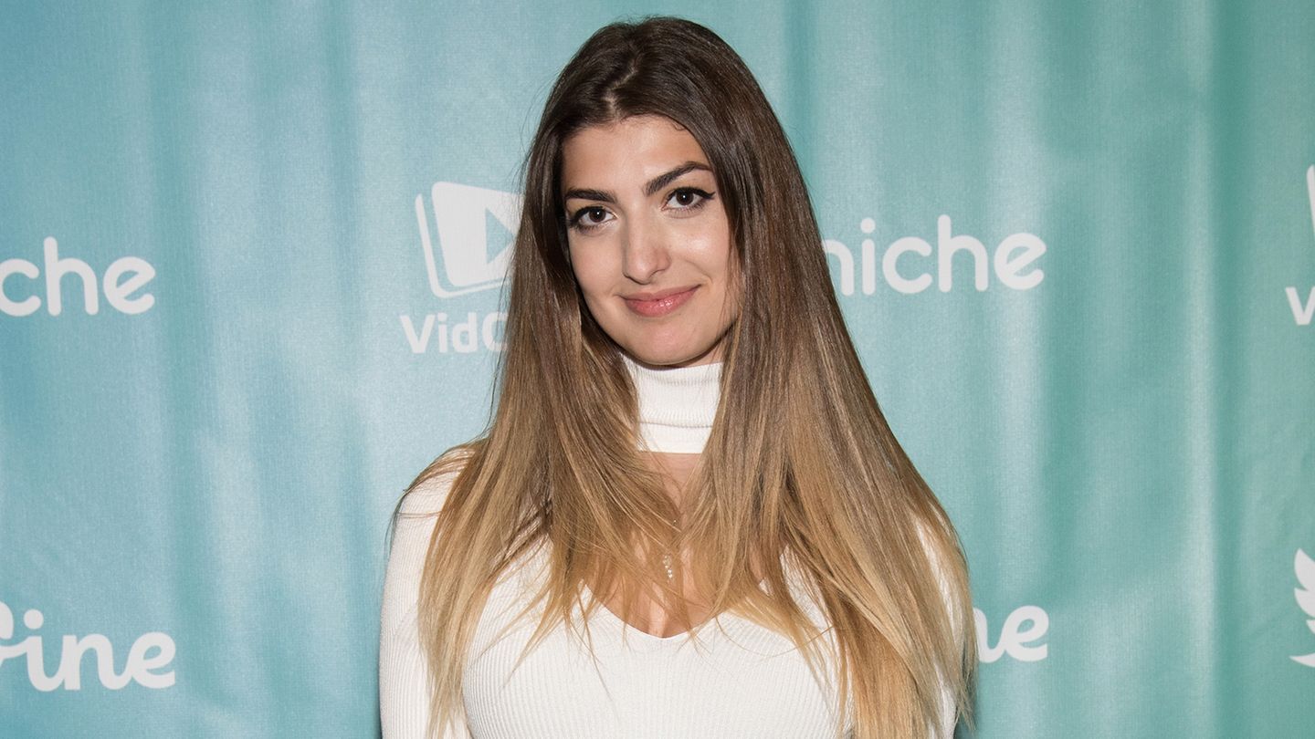 Demet Mutlu, CEO von Trendyol folgte sie ihrer Intuition nachdem sie das Potenzial einer Fashion-E-Commerce-Company in der Türkei erkannte und verließ die Harvard Business School für ihren Gründerinnentraum. Mittlerweile ist ihre Site Trendyol Marktführer in der Türkei und Mutlu hilft anderen dabei, ihren Traum zu leben, indem sie sich bewusst für ihre Mitarbeiter*innen stark macht.      Was ist der beste Rat, den du dieses Jahr einer anderen Frau gegeben hast?  "Eine der größten Hürden für Frauen ist der Anspruch der Perfektion. Wir haben Angst vor dem Scheitern, aber genau das ist der größte Fehler. Mein Rat für Frauen ist deswegen: Habt keine Angst davor, Fehler zu machen, zu scheitern und daraus zu lernen."      Welchen Ratschlag würdest du der 22-jährigen Demet rückblickend geben?  "Als ich jung war, wollte auch ich nur perfekt sein: perfekte Noten, perfektes Praktikum, perfektes Outfit. Aber 'perfekt' ist der Todfeind von 'gut genug'. Du solltest zwar versuchen, dich zu verbessern, aber du musst nicht perfekt sein."      Was ist der schlechteste Rat, der dir jemals gegeben wurde?  "Ich merke mir solche Dinge wirklich nicht. Wenn ich schlechten Rat bekomme, ignoriere ich ihn und mache weiter."      Woran bist du gescheitert und wie hast du dein Scheitern überwunden?  "Ich versuche, meine Fehler als Chance zu sehen und etwas aus ihnen zu lernen. Während meiner Start-up-Phase arbeitete ich jeden Tag 18 bis 20 Stunden, wodurch ich eine Insulinresistenz entwickelte. Meistern konnte ich das, weil ich mit meinen Mentor*innen sprach und ihr Feedback ernst nahm. Man sollte immer offen für Feedback sein. Ich bin umgeben von Menschen, denen ich vertraue und die ich oft um Kritik bitte. Es ist extrem wichtig Menschen um dich zu versammeln, denen du vertrauen kannst."      Wann warst du zuletzt stolz auf dich?  "Den größten Stolz spüre ich, wenn ich sehe, wie mein Team wächst. Manche Mitarbeiter*innen sind seit fast fünf Jahren bei Trendyol, managen riesige Accounts und große Teams. Ich bin stolz auf mich, wenn ich sehe, wie ich meine Angestellten positiv beeinflusst habe, wie sie sich weiterentwickeln und Dinge besser machen als ich selbst. Das ist ein unglaublich gutes Gefühl."